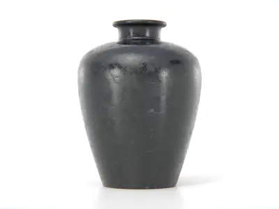 Black Ceramic Vase Low-poly 3D model