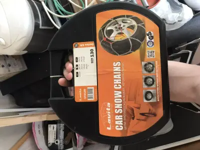 Azbuka person holding up box of snow chains 3D model