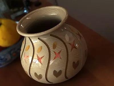 Pot vase with hearts Free 3D model