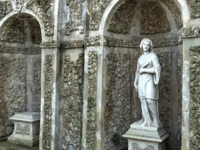 Statues in Niches Italy Low-poly 3D model