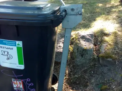 Sicherung trash can on side of road Free 3D model