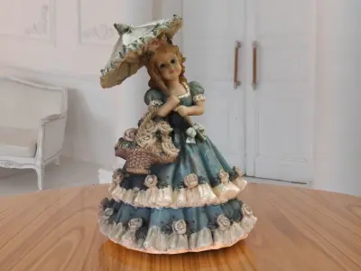 Girl Umbrella Statue low-poly PBR Ornament figurine VR-AR Low-poly 3D model