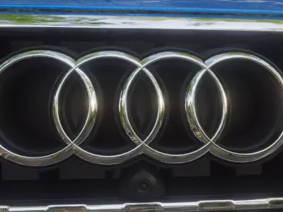 Fully detailed Audi Q7 rigged car Low-poly 3D model