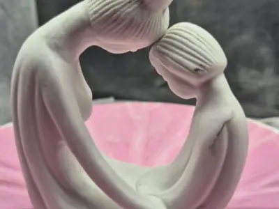mother daughter consoling statue 3D print model