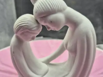 mother daughter consoling statue 3D print model