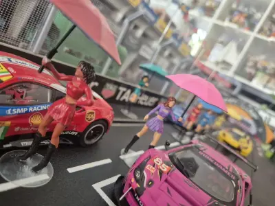 20 Grid girls umbrella girls for race track scale 1 32 3D print model