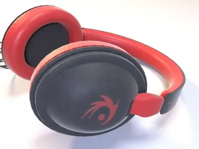 Full size headphones Low-poly 3D model