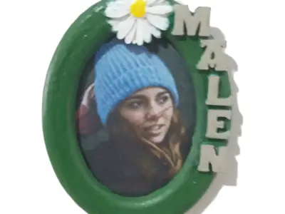 Photo frame MALEN oval 30x40 with daisy 3D print model