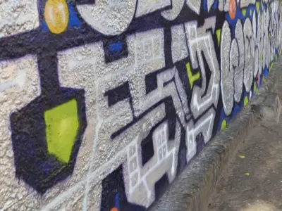 Long wall with graffiti photogrammetry  3D model