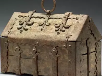 Ancient Metal Chest Low-poly 3D model