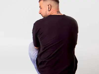 Posed 00216 37
