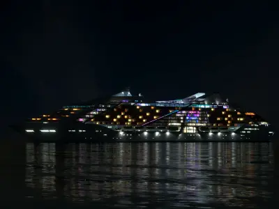 Futuristic Cruiseship Celestial Spire Low-poly 3D model