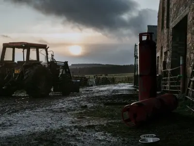 Side-Rusted Long Gas Cylinder Low-poly 3D model