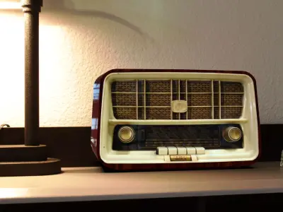 LowPoly Radio 2  maresal3d Low-poly 3D model