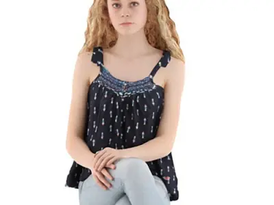 Hannah Posed 001