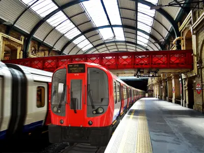 London Subway Train S8 Locomotive 3D model