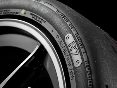 Hoosier R7 235 35 ZR19 3D model