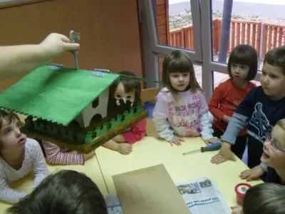 Bird house with bird-shaped fence Free 3D model