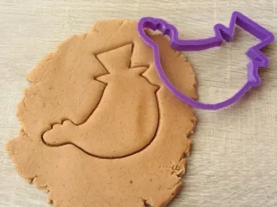 Bird in the hat cookie cutter for professional Free 3D print model