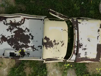 rusted car Free low-poly 3D model