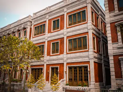 MODULAR BUILDING WITH INTERIOR KITBASH 06 Low-poly 3D model